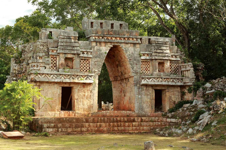 El Arco de Labná es un pasadizo abovedado que sirve como acceso a un pequeño cuadrángulo ubicado al oeste