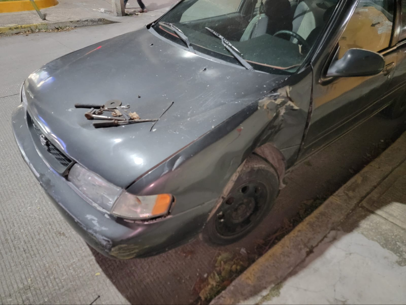 El auto también presentó algunos daños materiales.