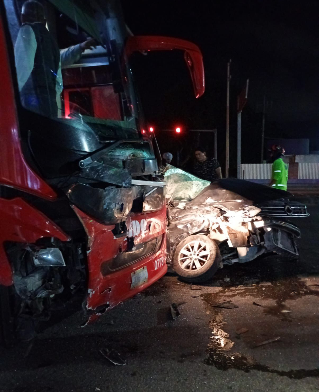 El conductor del auto gris salió corriendo dándose a la fuga