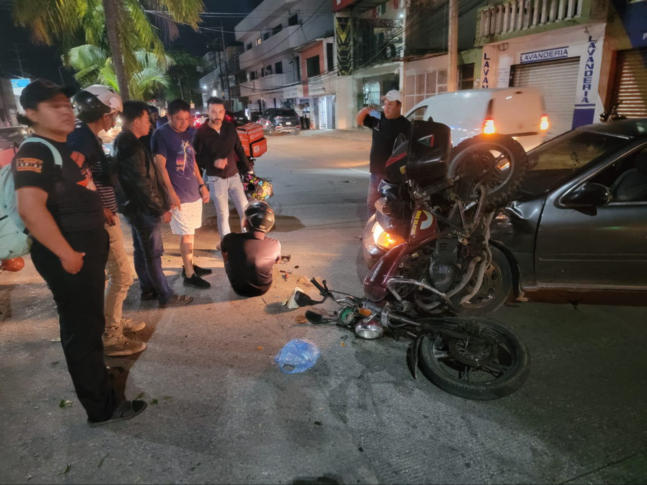 El hombre sufrió un golpe fuerte en contra de un vehículo particular.