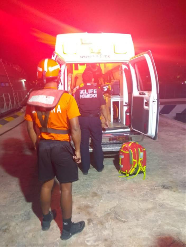 En Puerto Juárez fue recibida por los paramédicos quienes la llevaron en ambulancia al nosocomio