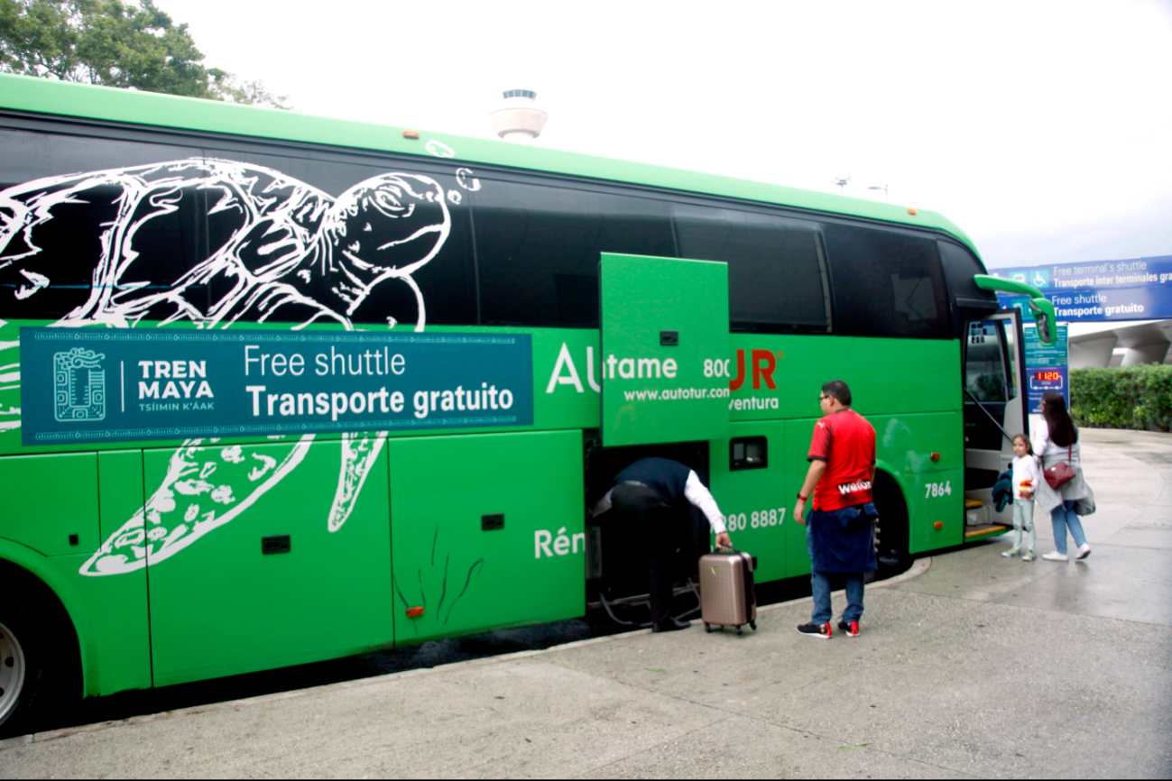 Esperaron pacientes la llegada del transporte que los llevaría al centro de hospedaje