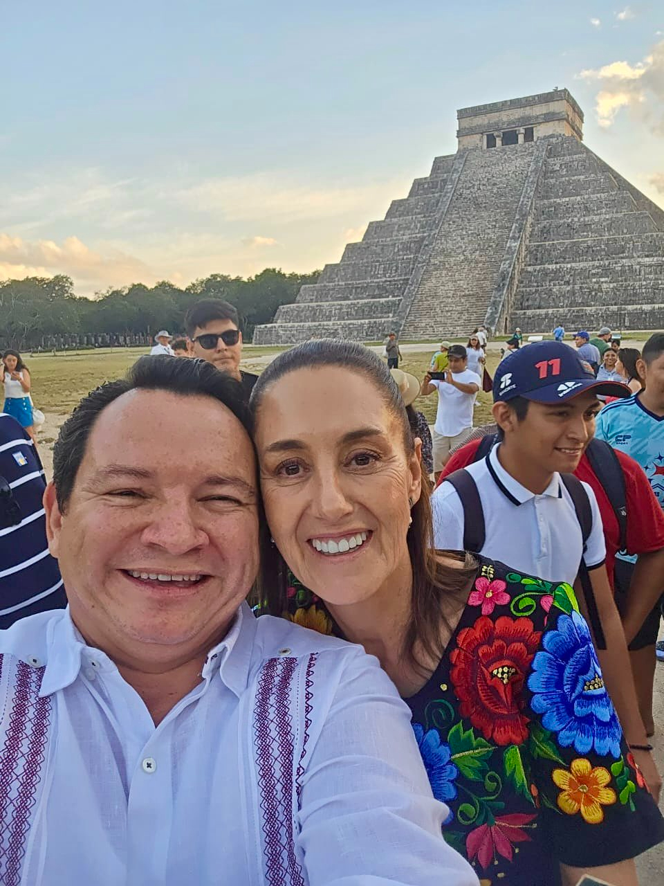 Joaquín Díaz Mena recibe a Claudia Sheinbaum en Chichén Itzá y destaca su compromiso con el patrimonio cultural 