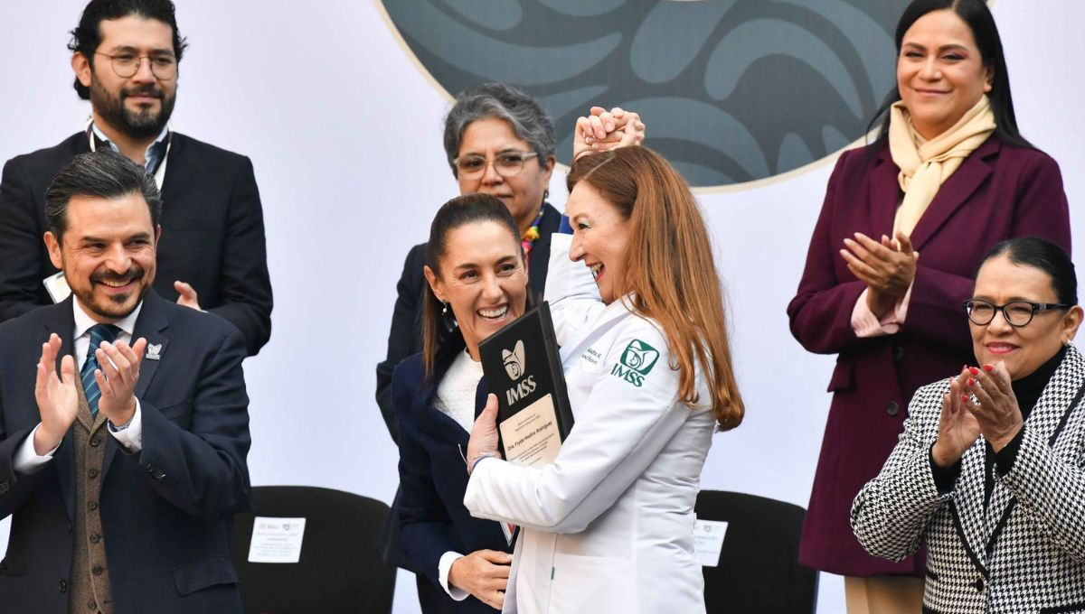 La presidenta de México, entrega un reconocimiento a la doctora Fryda Medina, por su trayectoria institucional