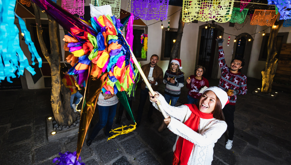 Las posadas navideñas en México incluyen la tradicional piñata de 7 picos, que representa la lucha contra los siete pecados capitales