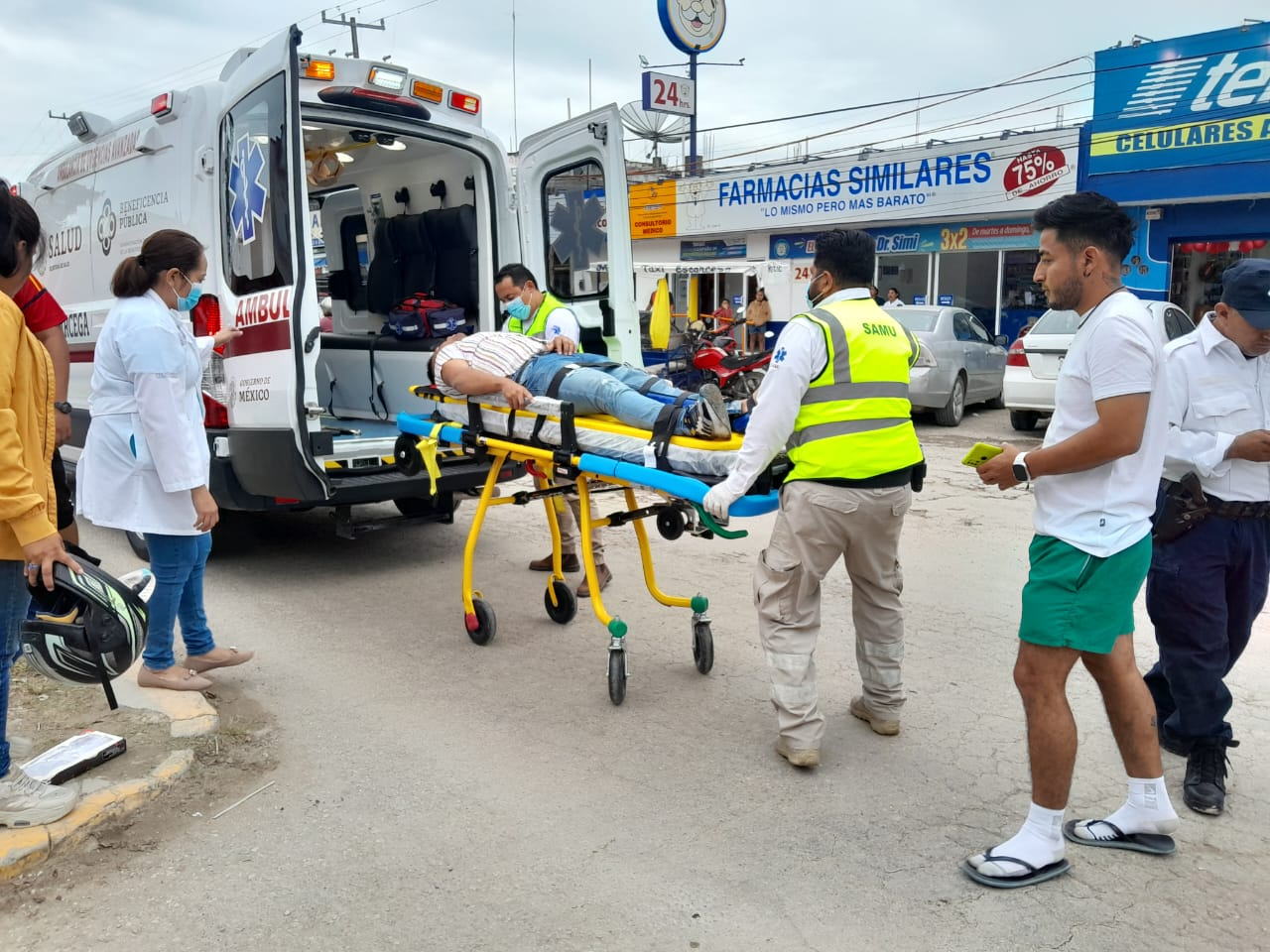 Pareja de motociclistas resultan lesionados al chocar contra