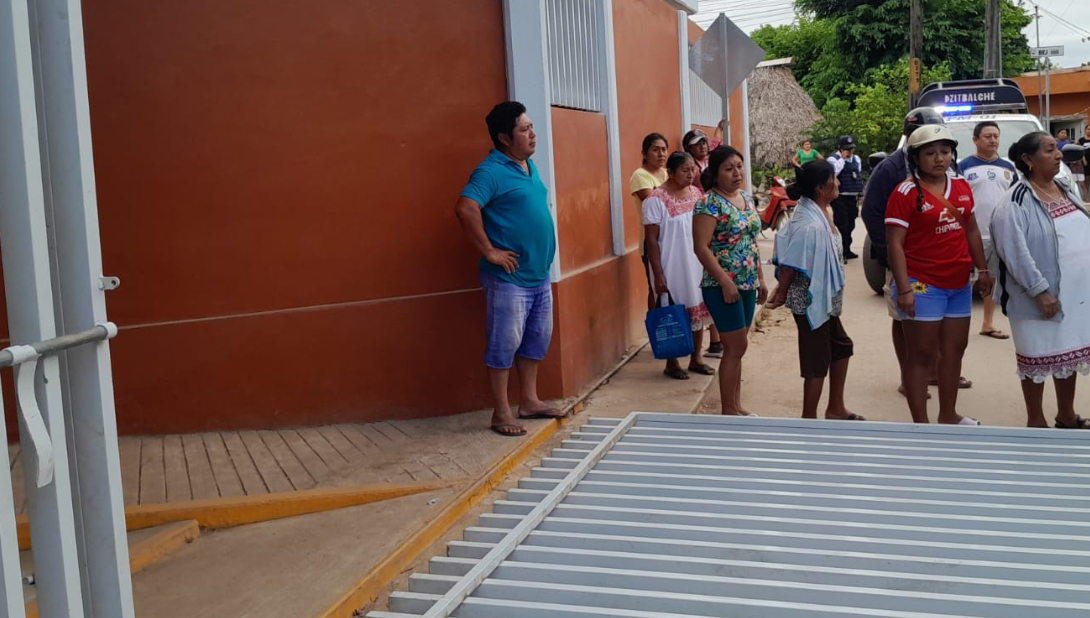 Un menor sufrió fracturas internas al intentar ayudar a su abuelita a cerrar la reja de una escuela