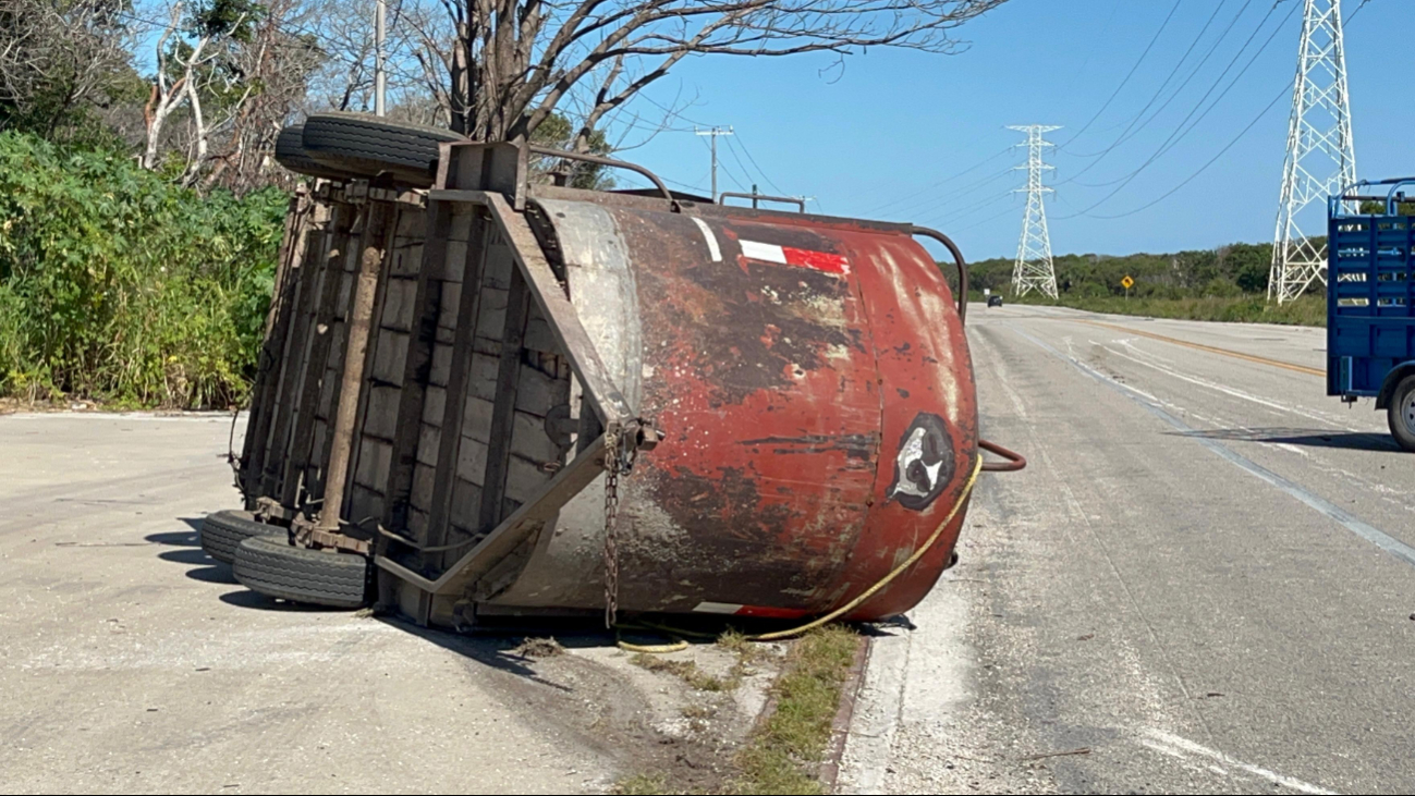 Un remolque lleno de ganado volcó en la carretera Carmen Puerto Real al soltarse del tirón de una camioneta Ford F150