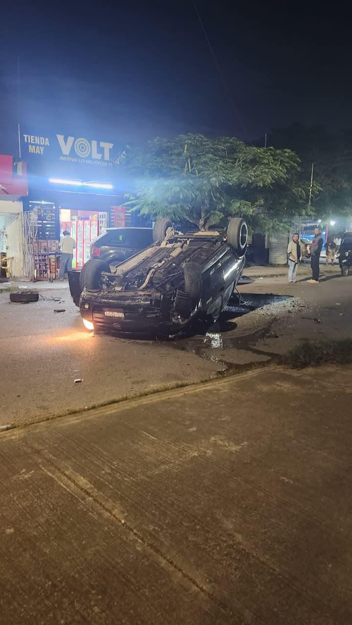 El conductor de un automóvil Chevy, en presunto estado de ebriedad, colisionó contra una camioneta estacionada en la calle 165 con 74 de la colonia Renacimiento