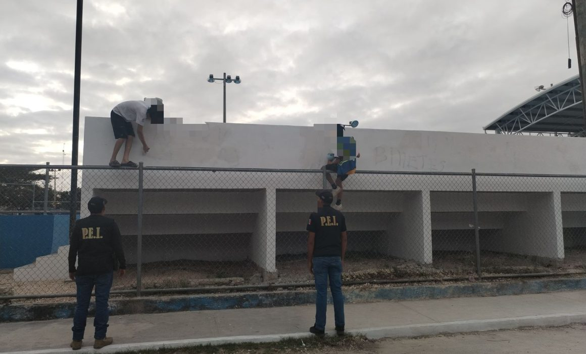 Con autorización de los padres, dos menores repararon los daños.