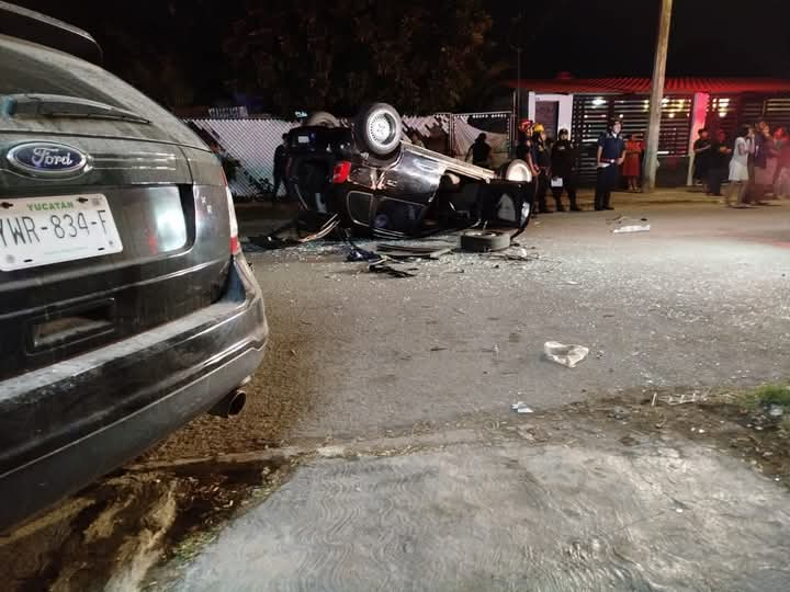 El coche de los involucrados  quedó de cabeza a media calle