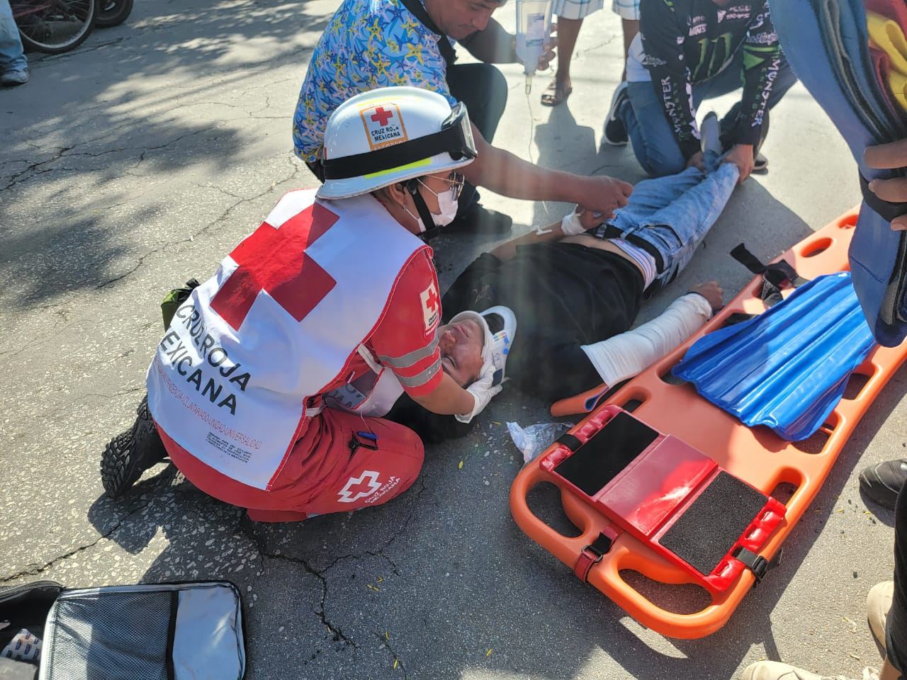 Motociclistas sufren fuerte accidente vial y son trasladados a emergencias / Especial