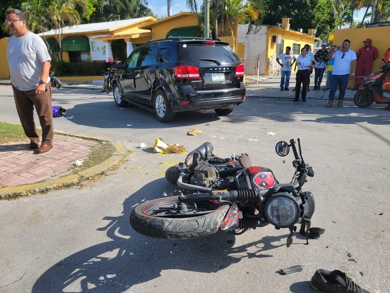 Motociclistas sufren fuerte accidente vial y son trasladados a emergencias