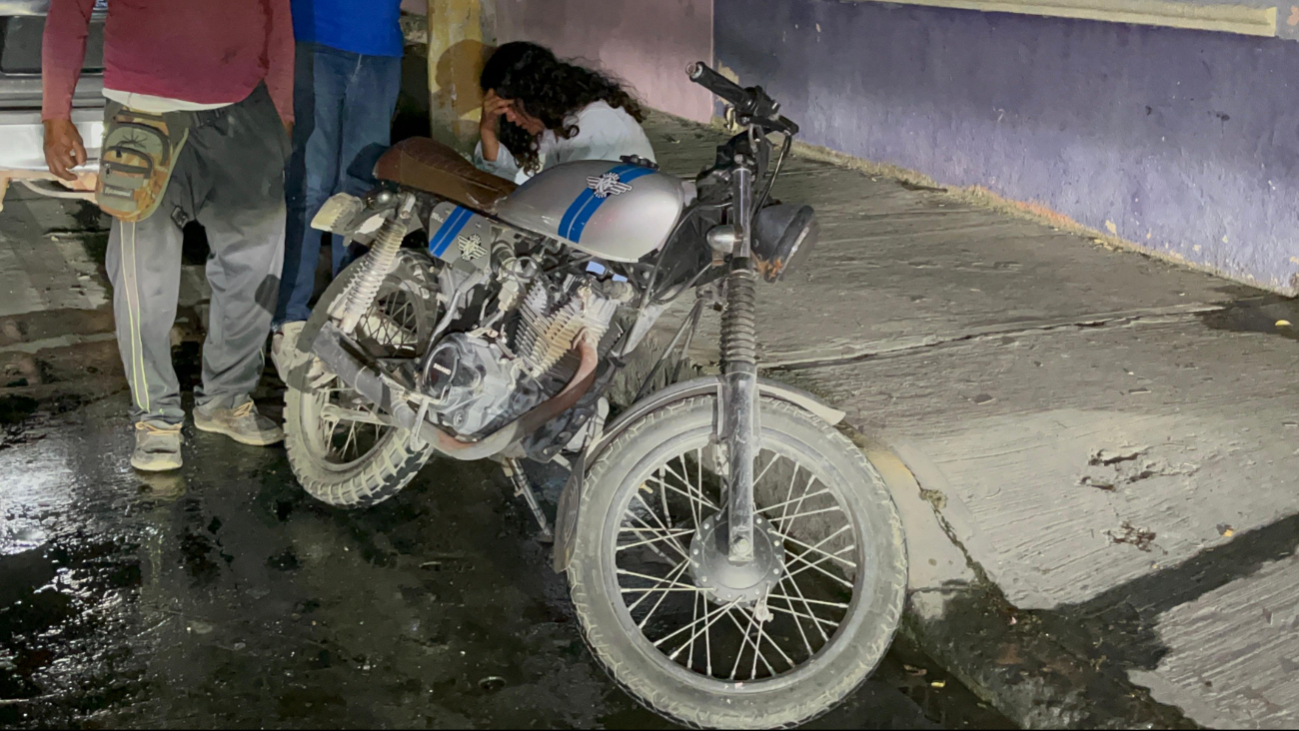 Mujer derrapa en su motocicleta en Cd. Del Carmen