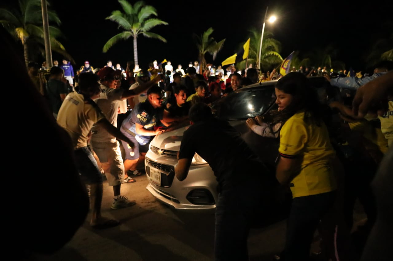 Americanistas hicieron saber de la victoria del equipo a todo quien se encontrara en el sitio.