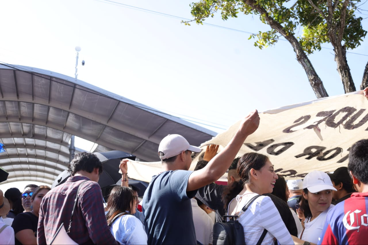 Bajo el sol, quintanarroenses asisten al evento entusiasmados