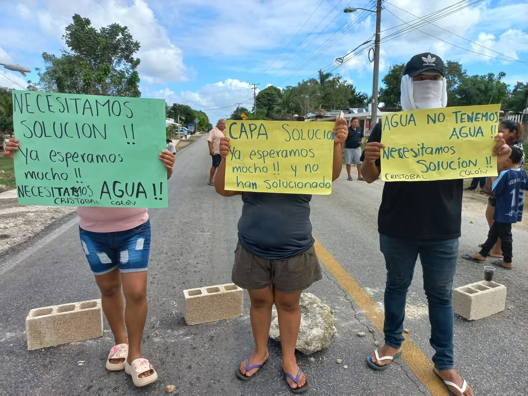 Vecinos de Lázaro Cárdenas bloquean carretera de Cancún-Mérida por falta de agua