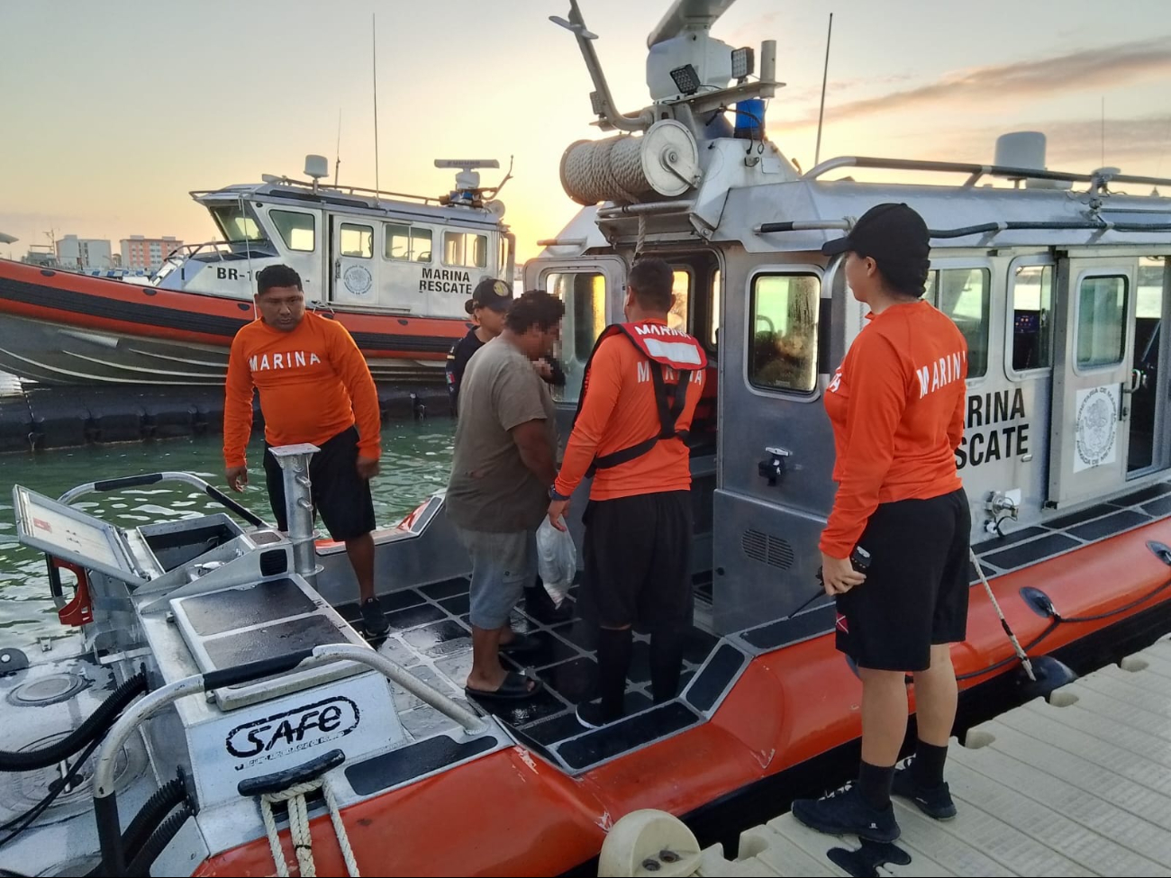 Rescatan a un pescador a más de 180 kilómetros de Progreso