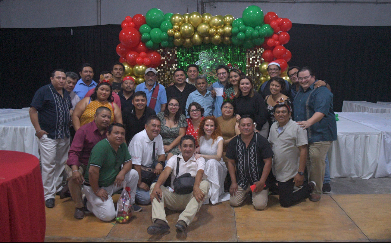 Parte del equipo de Por Esto! Campeche que asistió a la celebración de la empresa por las fiestas decembrinas.