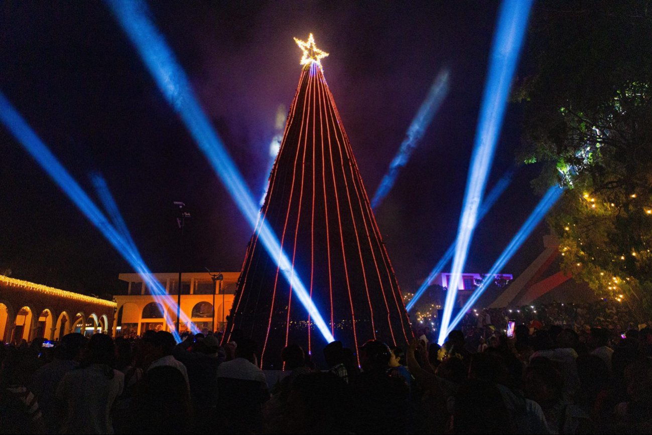 El árbol navideño se encendió el 1 de diciembre en la plaza principal Ángel Castillo Lanz, donde la comunidad se reunió para celebrar el inicio de la Navidad