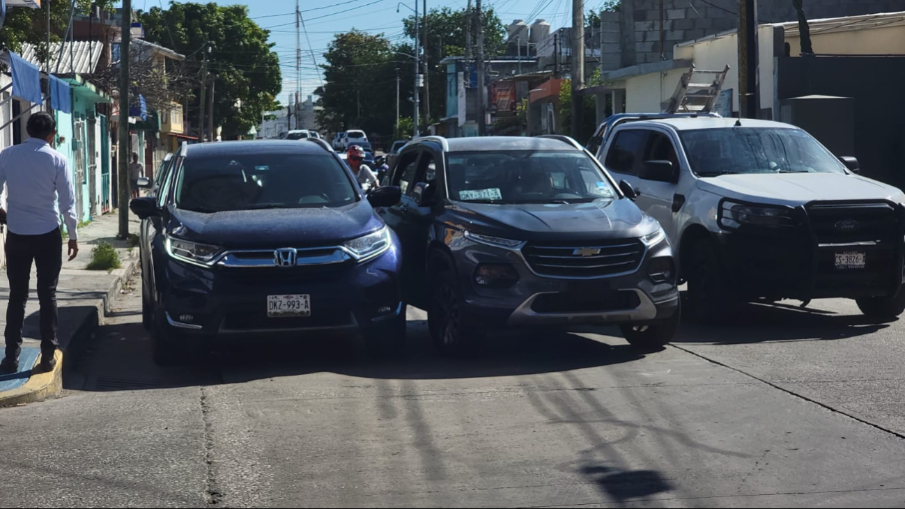 Choque entre camionetas genera intenso tráfico en Escárcega