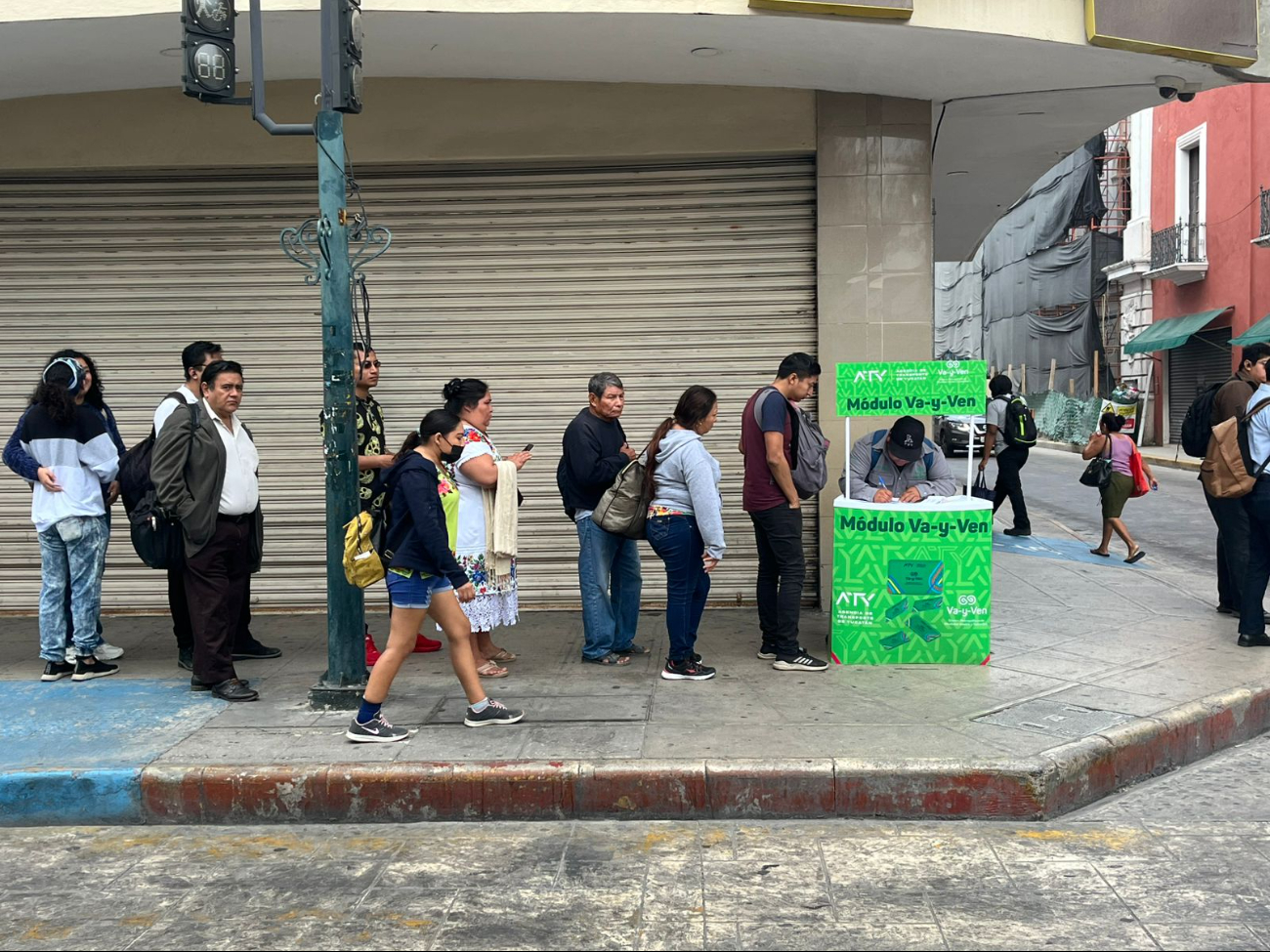 Desde temprano comenzaron las filas para los cambios de tarjetas