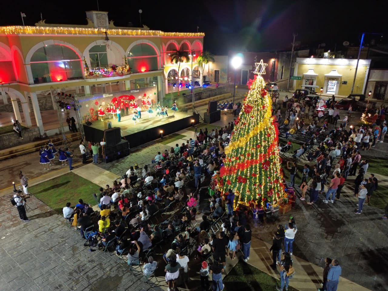 El ayuntamiento colocó su árbol el 1 de diciembre en la explanada Seperio Vaqueiro Prevé