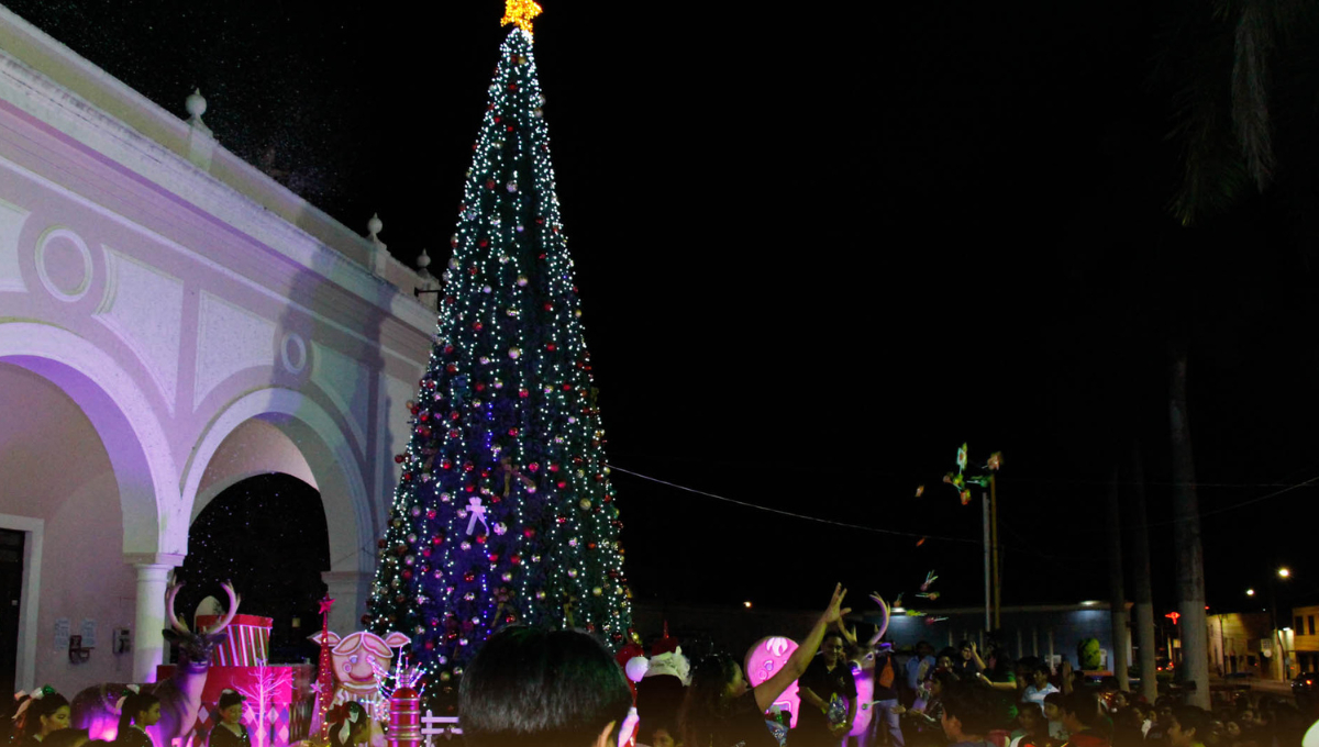 El ayuntamiento encendió su árbol el 8 de diciembre en la explanada del palacio municipal