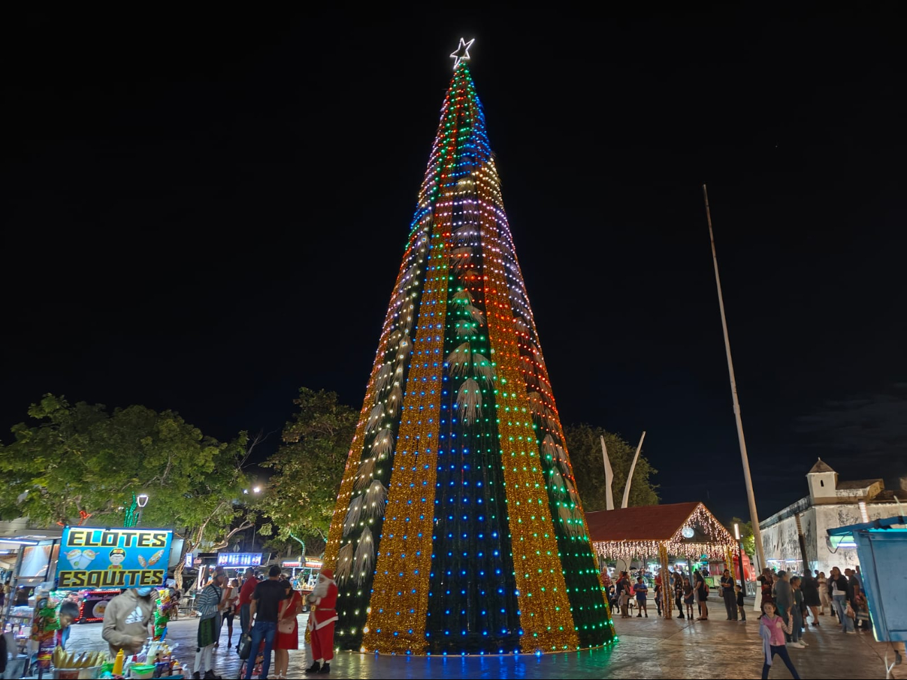 El espectáculo de drones y fuegos artificiales llenó de magia la Plaza de la República