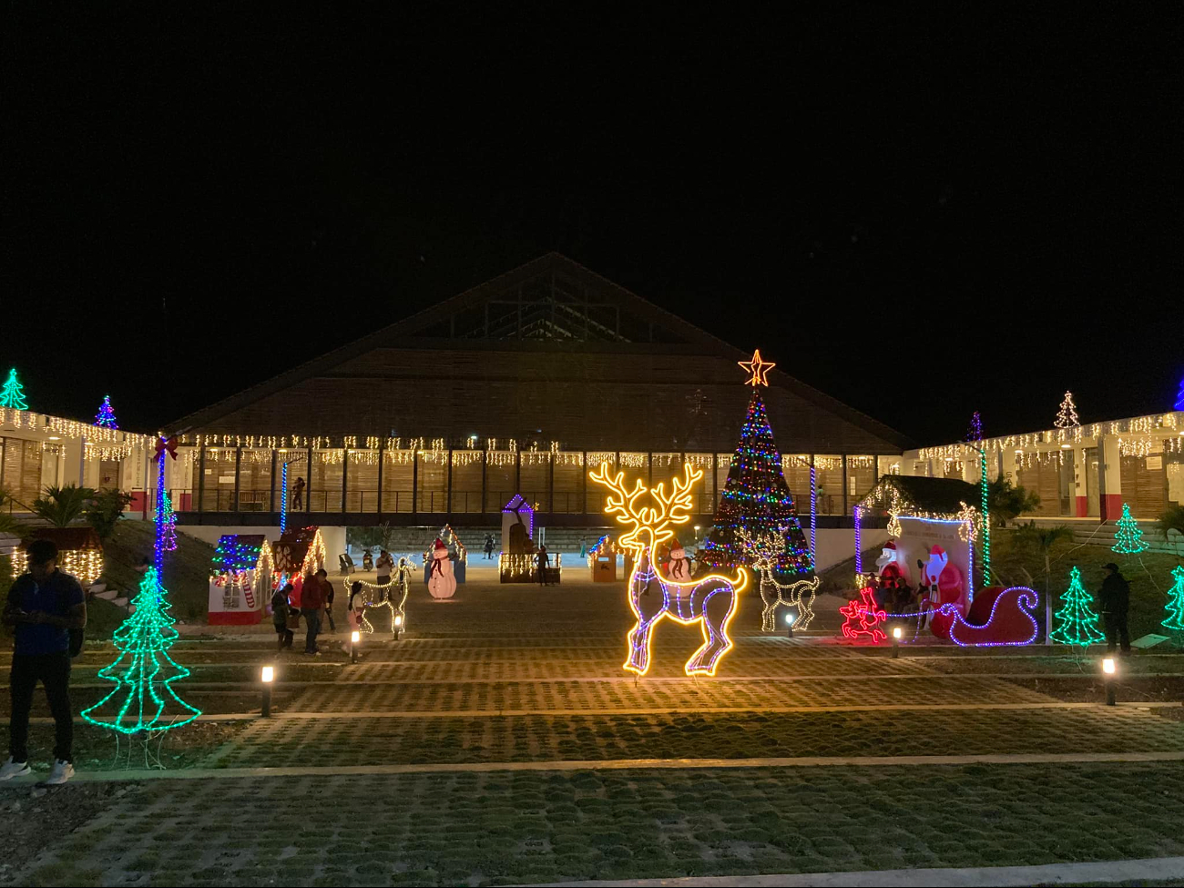 El municipio encendió su árbol el 1 de diciembre en el ayuntamiento, acompañado de un hermoso nacimiento, un pueblo navideño y un set fotográfico