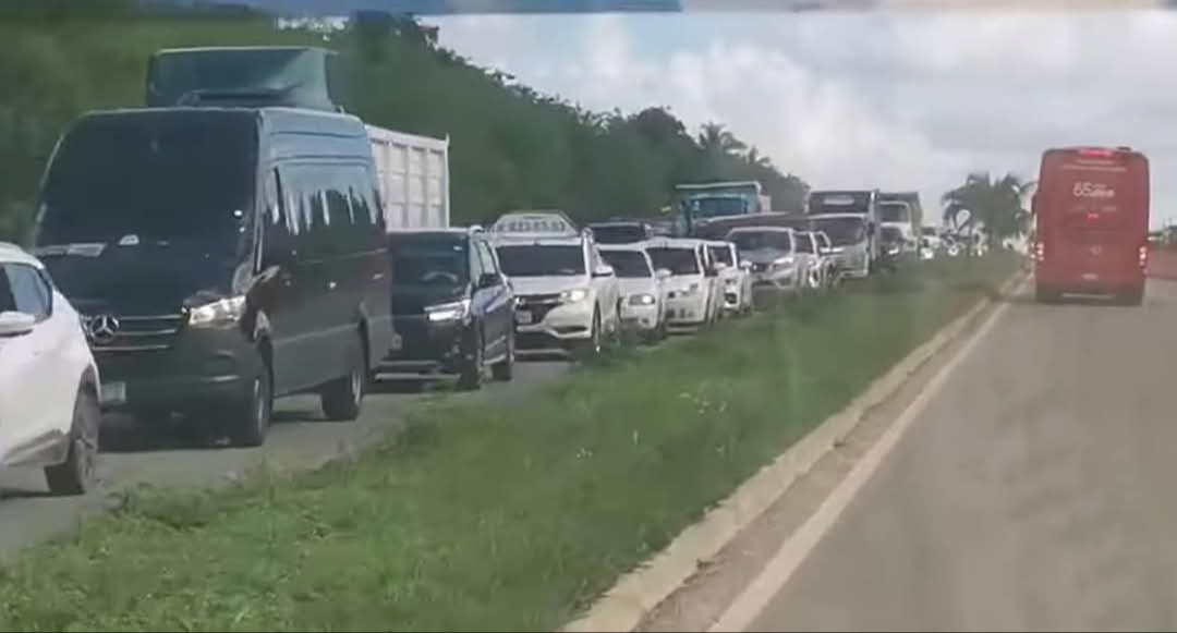 Gran tráfico se generó por pavimentación en la carretera federal que conecta Chetumal con Bacalar.