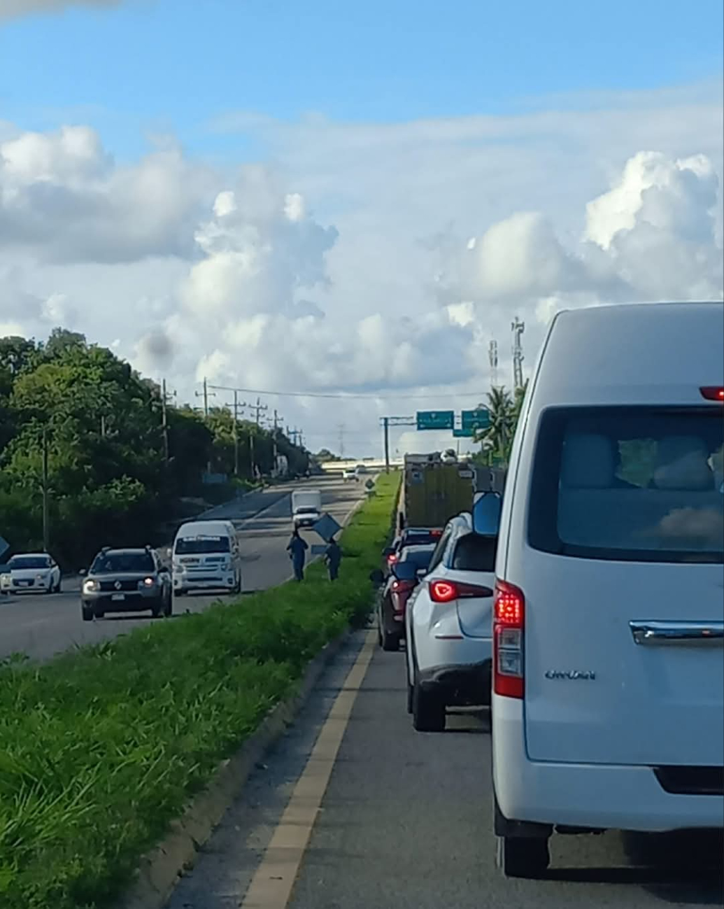 Las obras realizadas en la carretera mantuvieron varias horas lento el flujo de vehículos.