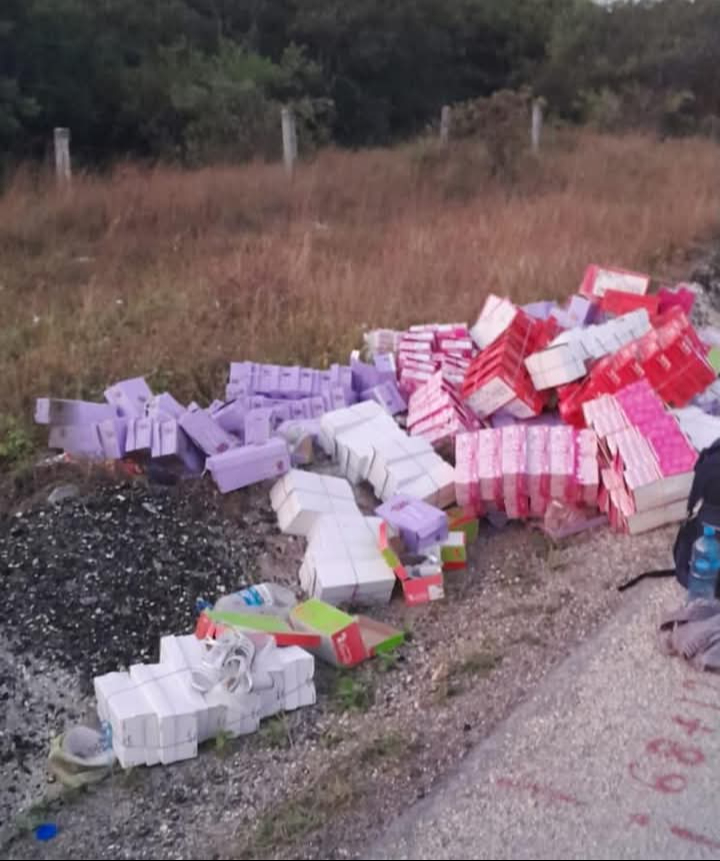 Los comerciantes trataron de salvar la mercancía antes de que la camioneta se incendiara por completo