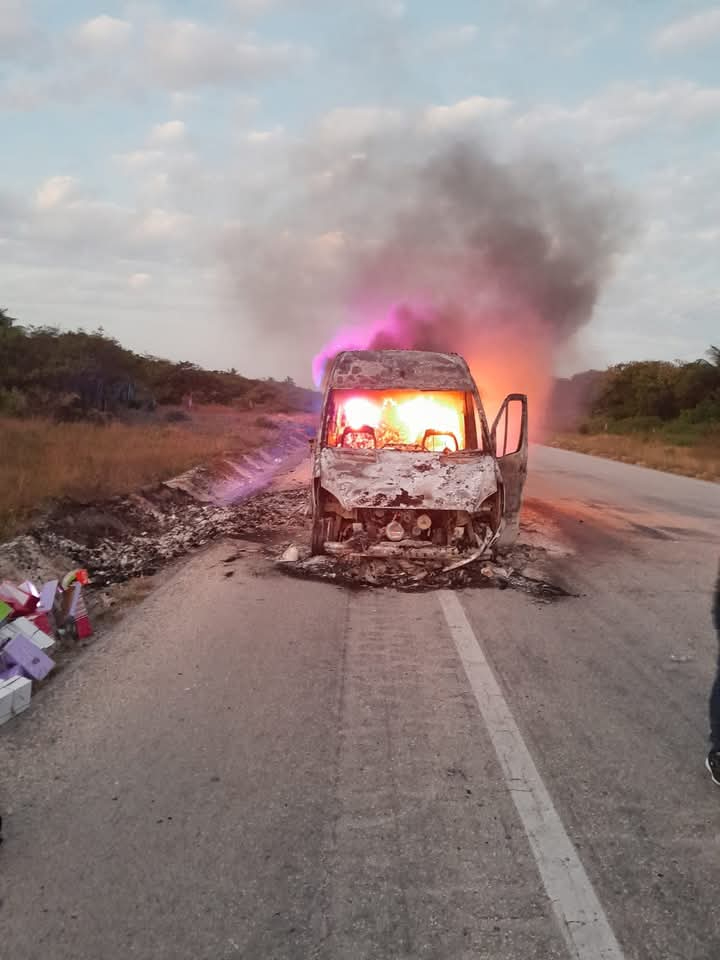 Una camioneta que transportaba zapatos se incendió tras un intento de asalto en la carretera entre Isla Aguada y Sabancuy