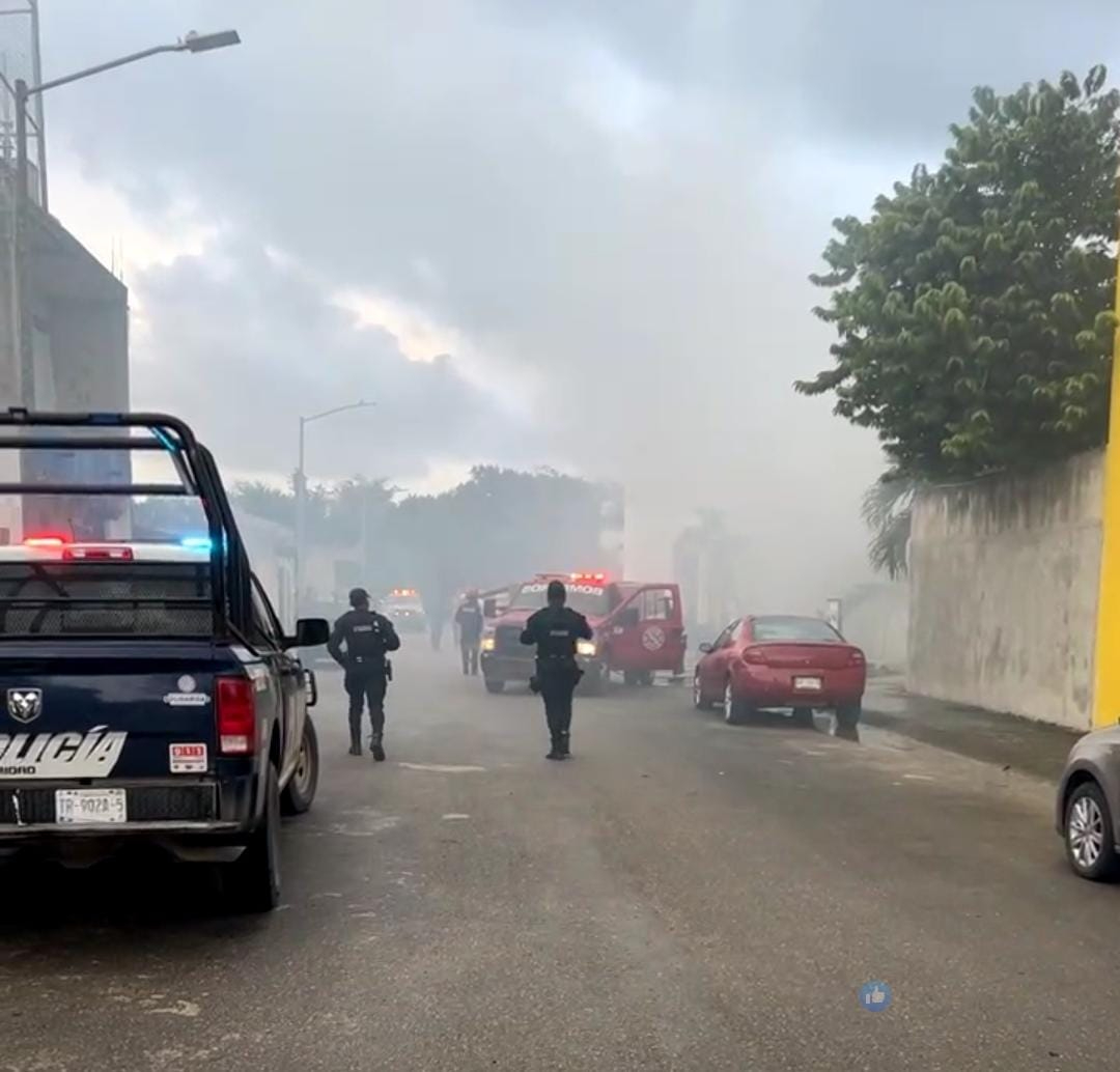 Uno de los bomberos aspiró exceso de humo por lo que fue trasladado al Seguro Social