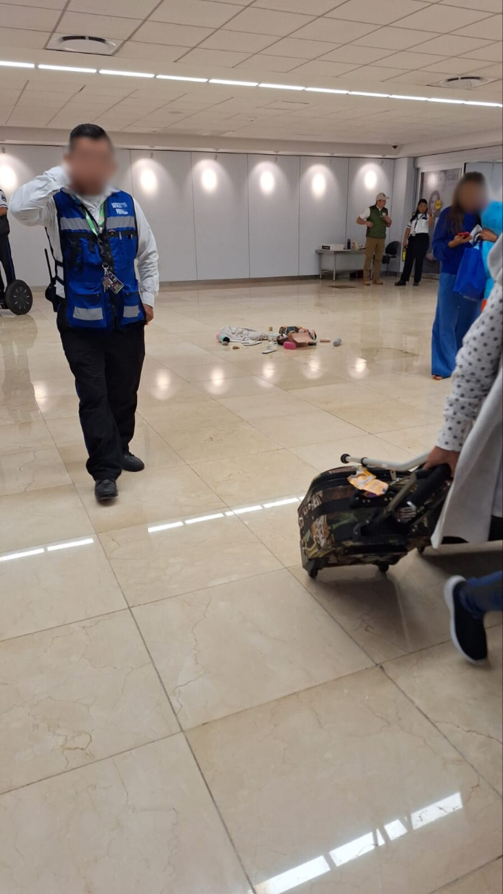 Autoridades del aeropuerto lograron calmar a la pasajera