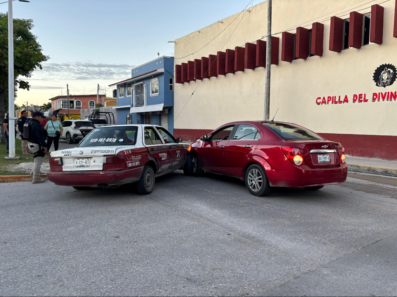 Choque entre un vehículo particular y un taxi deja daños materiales en la Colonia Santa Rosalía