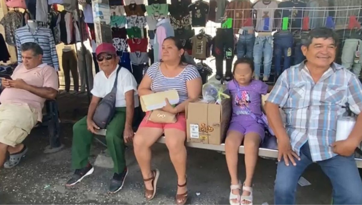 Ciudadanos enojados por la demora en la parada de colectivos