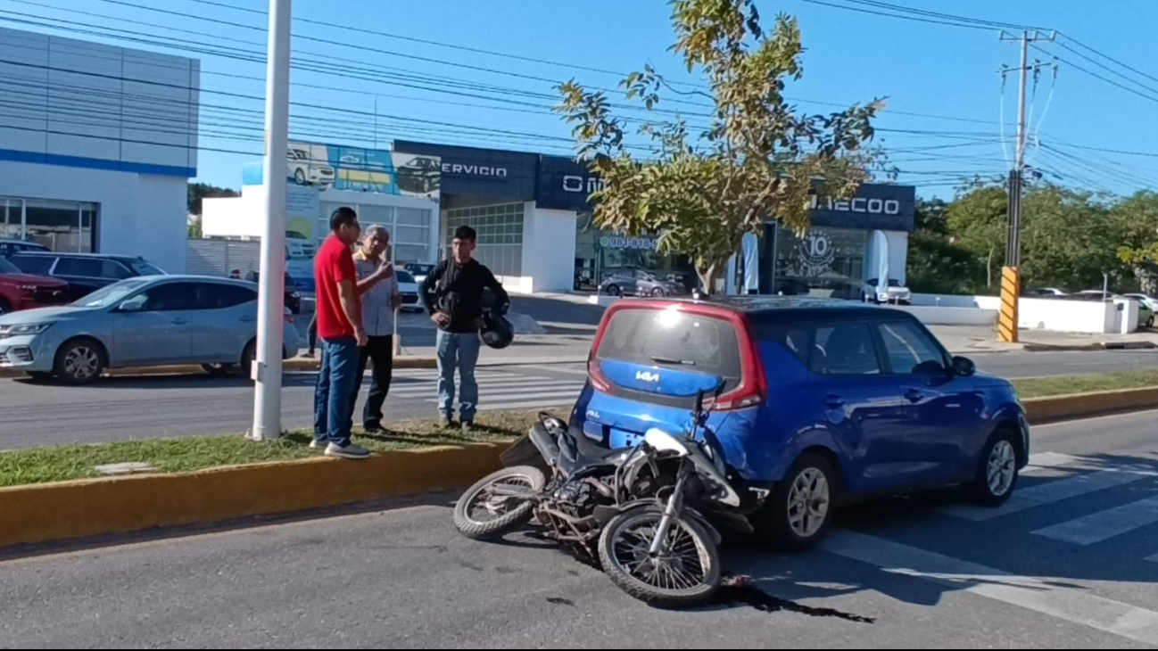 Motociclista choca contra auto por ir a exceso de velocidad en la Maestros Campechanos