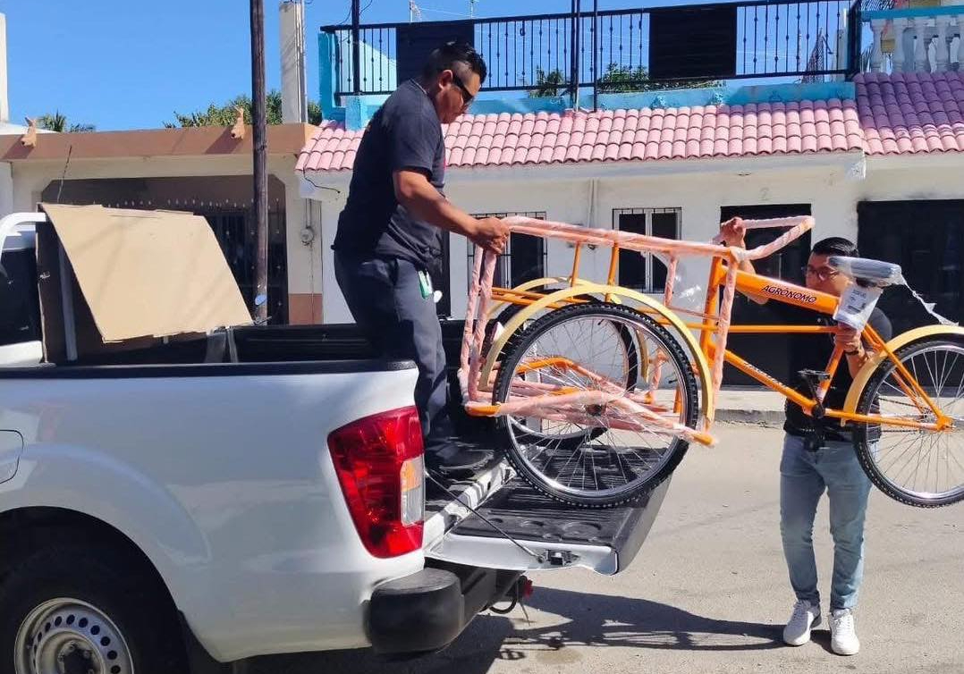 Don Felipe, quien fue víctima de una agresión por parte de aficionados del América, recibió un nuevo triciclo que le ayudará a continuar con su labor