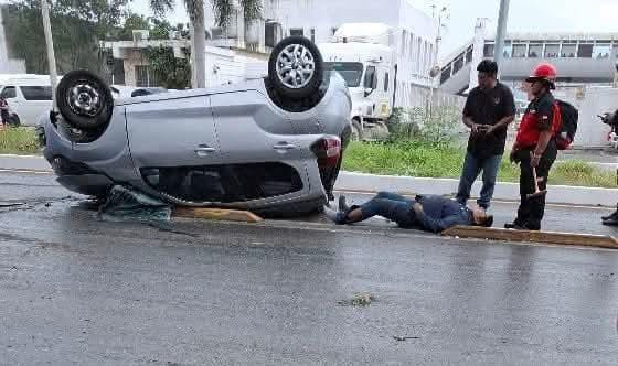  Aparatosa volcadura en la carretera Mérida-Umán   