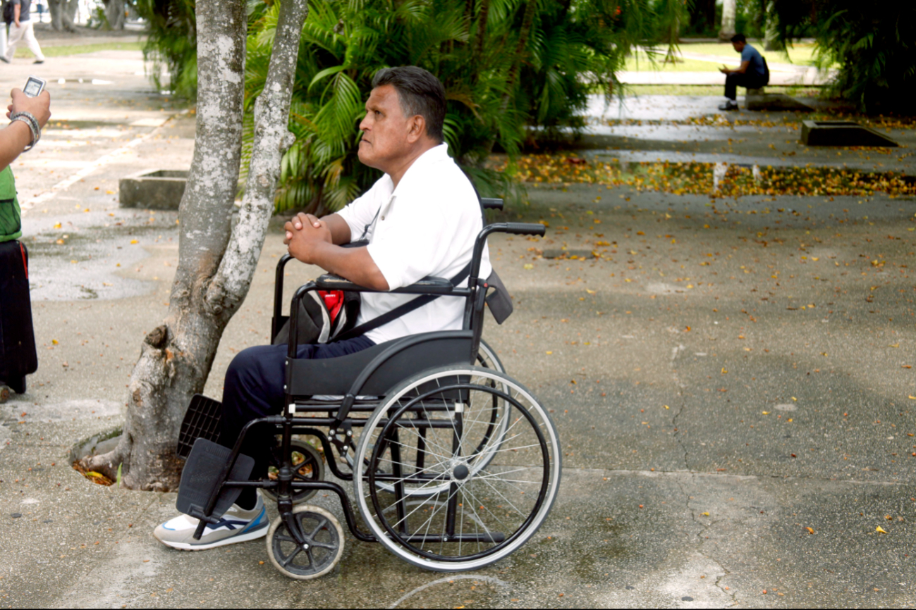 “Hay muchas facilidades": Viajero en silla de ruedas habla  sobre cómo es moverse en el aeropuerto de Cancún    