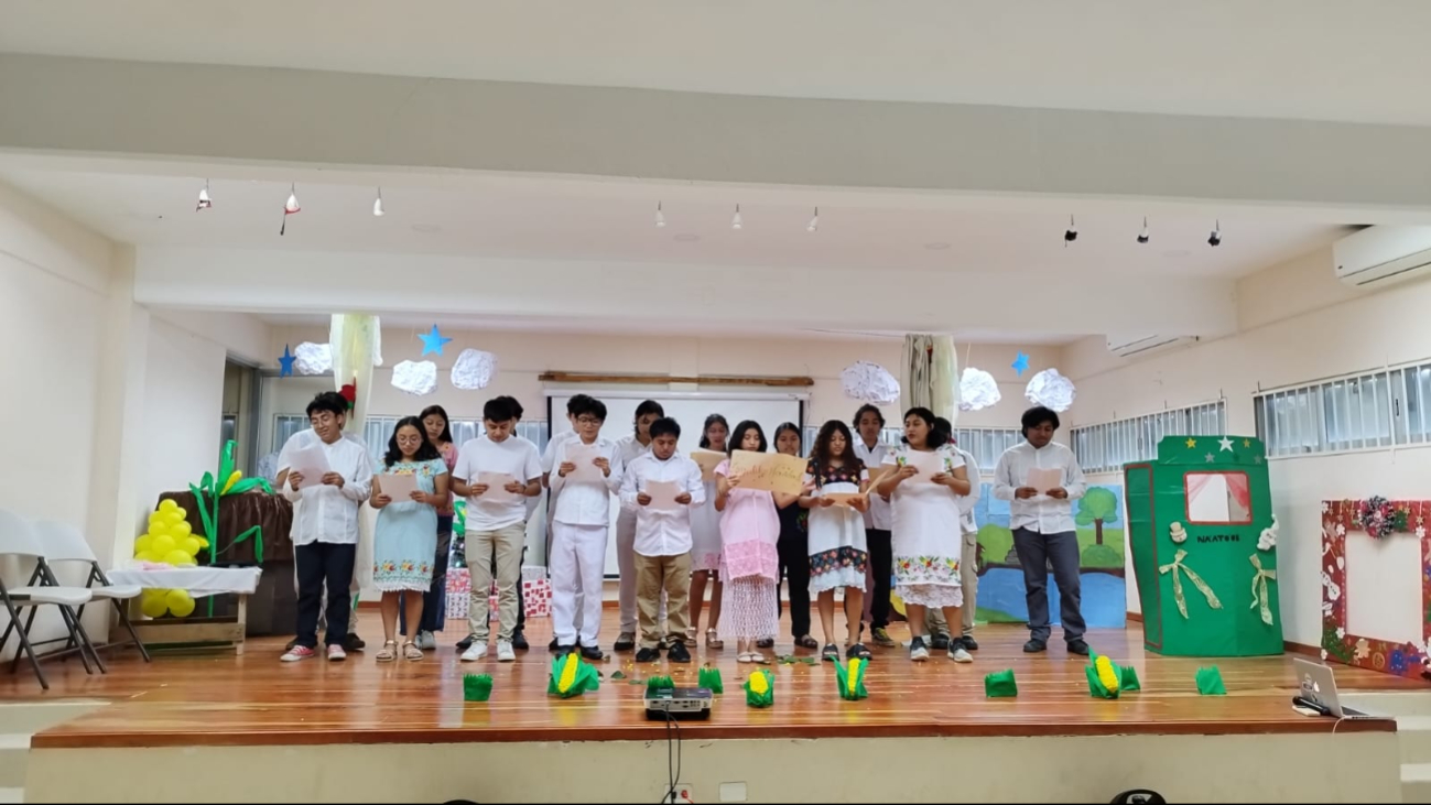 Fue en el auditorio de la escuela donde los estudiantes llevaron a cabo obras de teatro, interpretaciones de poesía y más