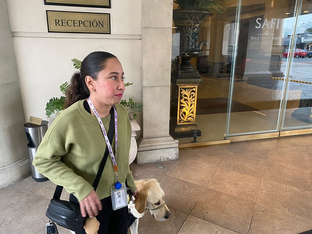 Invidente señala discriminación en Hotel Safi de Monterrey; prohibían entrada a su perro guía