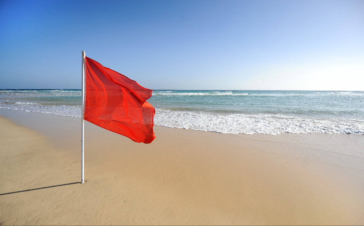 La bandera roja indica un peligro de ingresar a la playa, sobre todo cuando hay fuerte oleaje