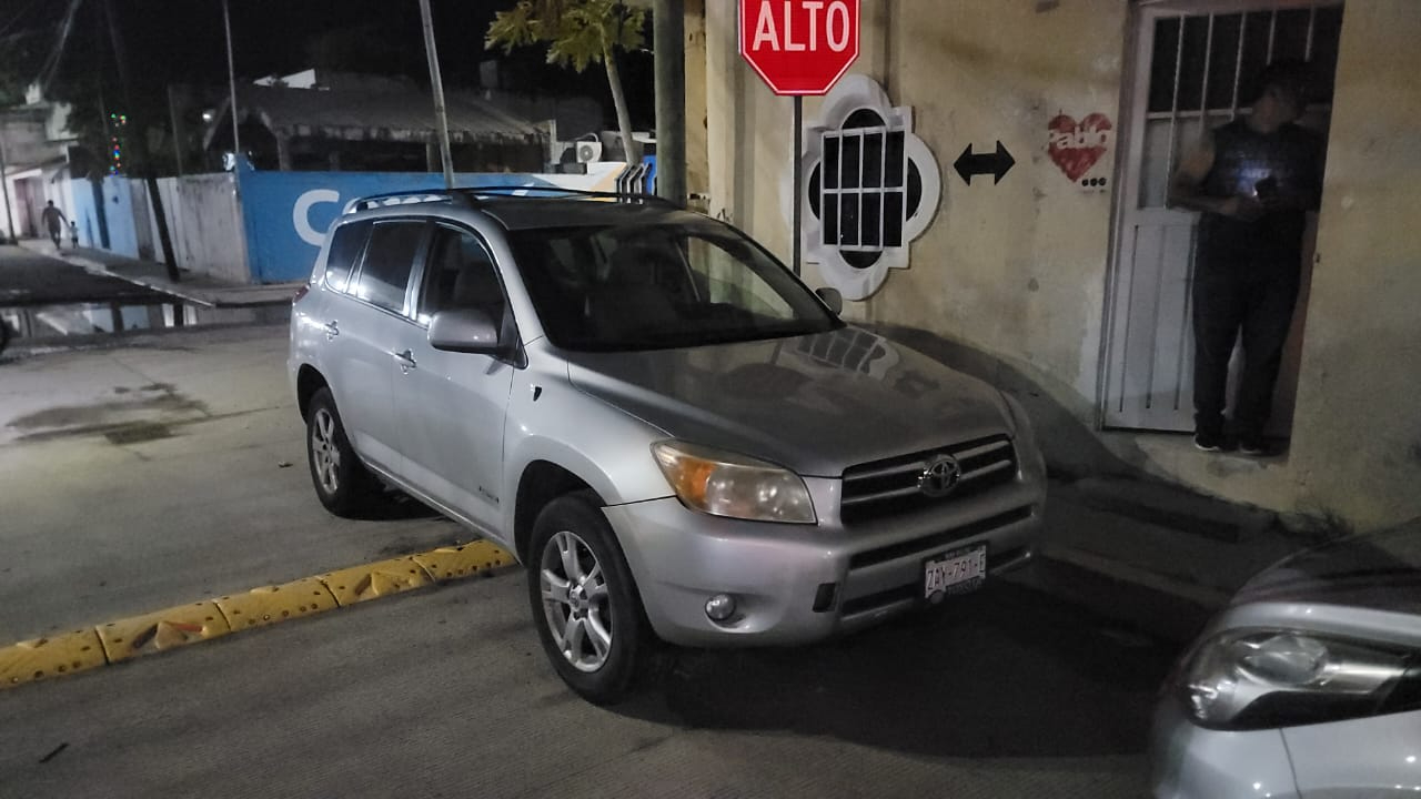 Una camioneta también terminó siendo afectada.