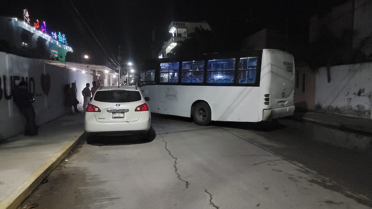 Uno de los afectados por el accidente fue un camión de transporte.