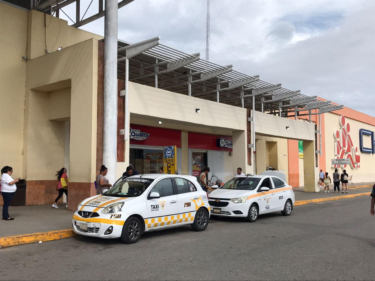 Ciudadanos se encuentran insatisfechos ante los servicios de taxi en Chetumal.