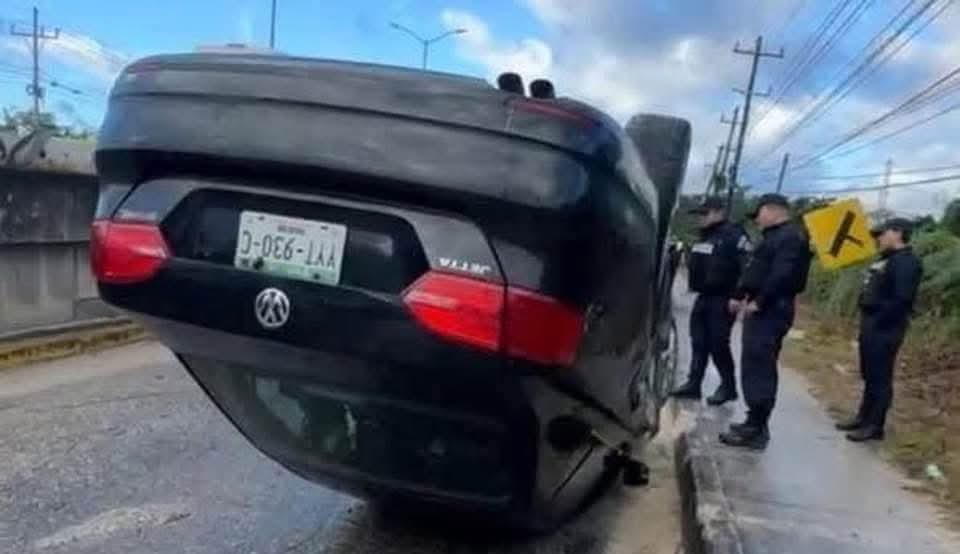 Accidente en Playa del Carmen: Vehículo se vuelca y deja al copiloto lesionado