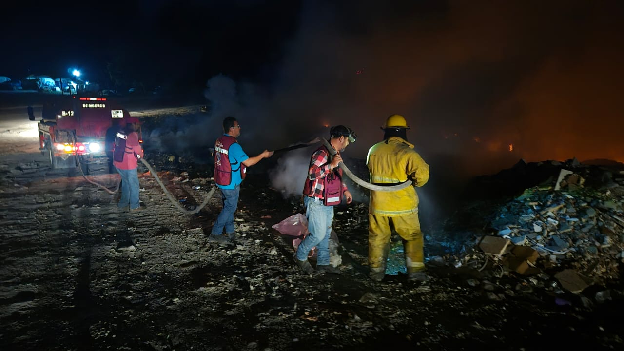 Los bomberos tardaron dos horas en sofocar las llamas que alcanzaron hasta la vía federal